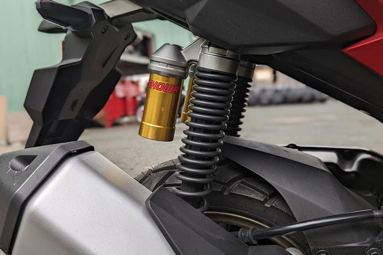 Thêm nữa, ADV 160 còn sở hữu thêm hệ thống tín hiệu dừng khẩn cấp (ESS), hệ thống kiểm soát lực kéo (HSTC). Bộ khởi động ACG bổ sung cho hai phiên bản ADV 160 giúp xe êm ái hơn khi khởi động động cơ.