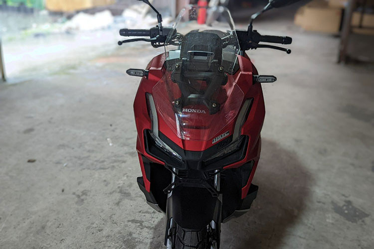 Bên cạnh đó kính chắn gió của mẫu xe ga Honda ADV 160 mới cũng vẫn sẽ là 2 cấp độ, có thể điều chỉnh bằng tay nhưng nay đã cao hơn còn cổng sạc USB cho thiết bị cầm tay thì vẫn nằm gọn trong hộc để đồ phía trước.
