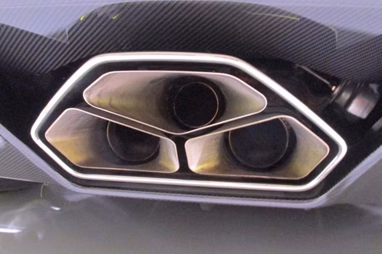 Nâng cấp ấn tượng nhất trên Aventador S phiên bản mới này sẽ vẫn được hãng siêu xe Lamborghini trang bị động cơ V12, hút khí tự nhiên, dung tích 6,5 lít nhưng sản sinh công suất tối đa 740 mã lực, cao hơn 40 mã lực so với Aventador LP700-4. Mô-men xoắn cực đại vẫn giữ nguyên ở mức 690 Nm tại vòng tua máy 5.500 vòng/phút.