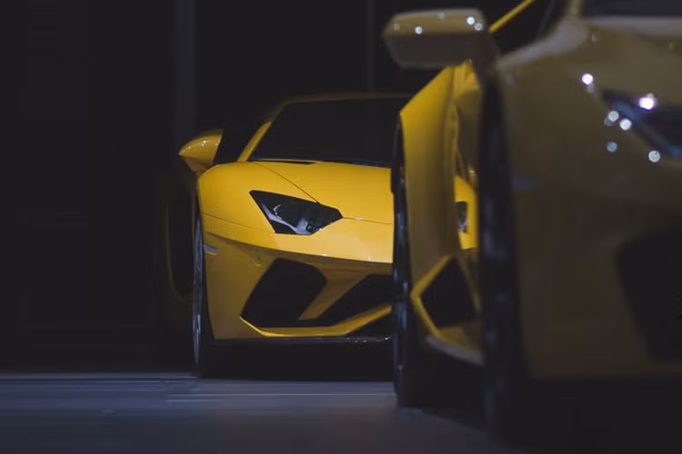 Tại thị trường Mỹ siêu xe này có giá bán 421.350 USD (tương đương 9,59 tỷ đồng. Giới thạo tin ước tính, nếu chiếc Aventador S LP740-4 2017 đầu tiên cập bến thị trường Việt Nam được cho ra biển trắng (đóng đầy đủ các loại thuế, phí) nó sẽ có mức giá rơi vào khoảng 35 đến 38 tỷ đồng.