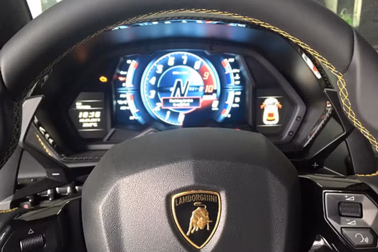 Sức mạnh được truyền tới cả 2 cầu thông qua hộp số ISR 7 cấp. Nhờ đó, Aventador S LP740-4 có thể tăng tốc từ 0-100 km/h trong 2,9 giây và đạt vận tốc tối đa 350 km/h. Đặc biệt, Aventador S LP740-4 là mẫu siêu xe thương mại đầu tiên của Lamborghini được trang bị hệ thống đánh lái 4 bánh giúp xe vận hành linh hoạt hơn khi chạy ở tốc độ thấp và trung bình đồng thời tăng sự ổn định ở tốc độ cao hơn.