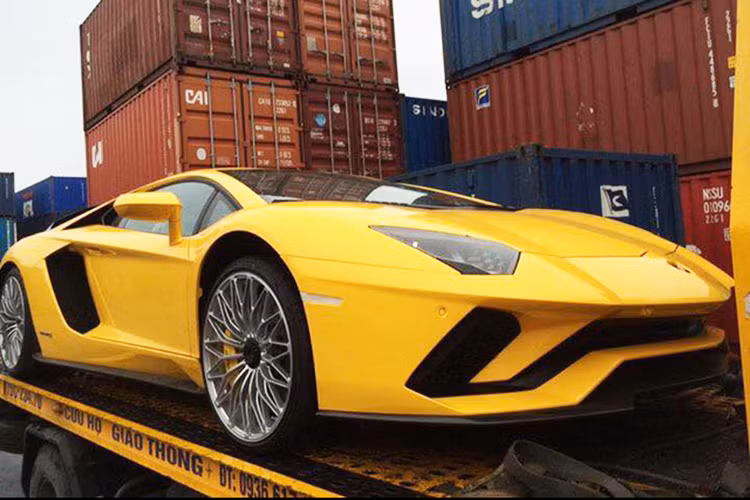 Vào ngày 18/7 vừa qua, những hình ảnh về chiếc Lamborghini Aventador S LP740-4 2017 đầu tiên tại Việt Nam bị bắt gặp đang trên đường vận chuyển vào Sài Gòn đã gây sự chú ý không nhỏ cho giới mê xe. Nhiều người tò mò, không biết tay chơi nào là chủ nhân của "siêu bò" này.