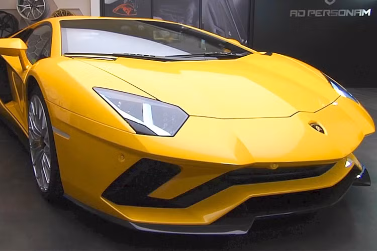Lamborghini Aventador S LP740-4 2017 đầu tiên cập bến Việt Nam vào cuối tháng 5/2017 tại cảng Hải Phòng. Đến đầu tháng 7 vừa qua, "siêu bò" này mới được cho thông quan và xuất hiện tại đại lý Lamborghini chính hãng Hà Nội để kiểm tra. Đây là chiếc Aventador S LP740-4 2017 đầu tiên và duy nhất tính đến thời điểm này được nhập khẩu chính hãng.