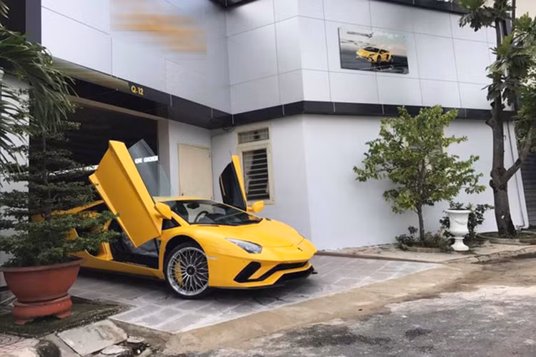 Chiếc siêu xe Lamborghini Aventador S độc nhất Việt Nam đã bị bắt gặp trong một nhà chứa xe nằm tại khu vực quận 12, TP HCM. Tại đây, nó đã gây sự ngạc nhiên lớn cho giới mê xe tại Việt Nam. Hiện chưa rõ, "siêu bò" có định cư tại khu vực này hay chủ nhân chỉ để xe nhờ.