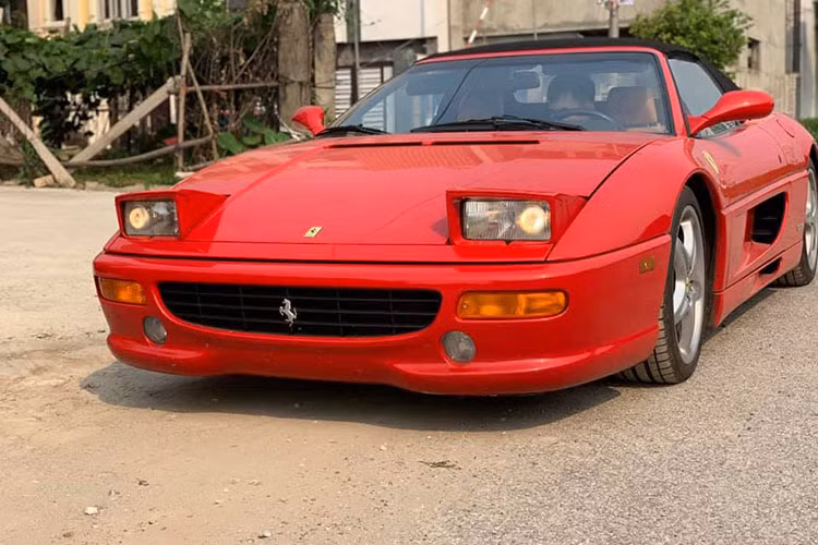 Siêu xe cổ mui trần Ferrari 355 Spider xuất hiện trong bài viết này hiện có giá rao bán qua sử dụng tại thị trường nước ngoài từ khoảng 65.999 đến 87.500 đô la, tuỳ theo tình trạng "sức khoẻ" của xe. Điểm nhấn ngoại hình của siêu xe mui trần Ferrari 355 Spider chính là đèn pha có thể thò lên hoặc thụt xuống khá lạ mắt.