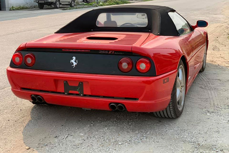 Dựa vào hình ảnh của chiếc siêu xe Ferrari F355 Spider hàng hiếm này có thể khẳng định đây là 1 trong 4 chiếc siêu xe nhập lậu vào cảng Hải Phòng từ cuối tháng 9/2018. Cụ thể hơn, vào ngày 27/9/2018, đội kiểm soát Hải quan (Cục Hải quan Hải Phòng) đã lập biên bản vi phạm và tạm giữ lô hàng gồm 2 xe Rolls-Royce, 1 siêu xe Ferrari F355 Spider và 1 chiếc Porsche 911 Turbo nhập khẩu trái quy định.