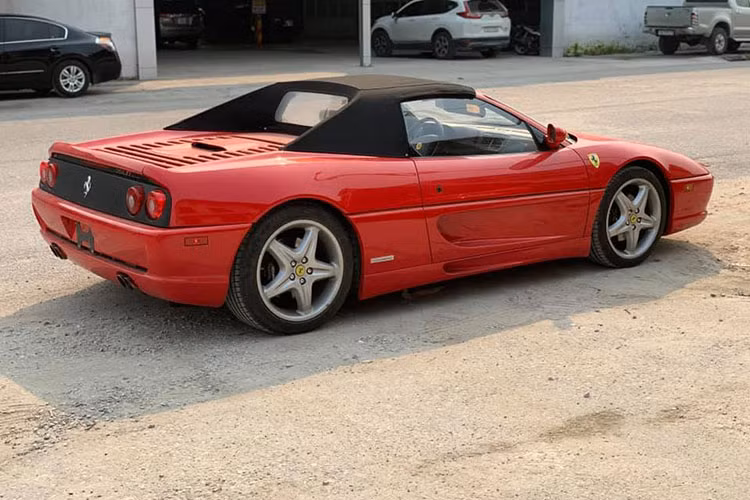 Ferrari F355 Spider ra mắt vào năm 1995 với sự chắp bút thiết kế do Pininfarina đảm nhận. Ban đầu, nó được cung cấp hộp số tay 6 cấp. Năm 1997, hãng Ferrari cung cấp cho mẫu siêu xe này hộp số F1. Trong suốt vòng đời sản xuất của mình, siêu xe Ferrari 355 Spider có tổng cộng 3.717 chiếc được cho ra đời, trong đó, có 2.664 chiếc được sản xuất với hộp số tay 6 cấp và 1.053 chiếc còn lại được trang bị với hộp số F1 hiện đại