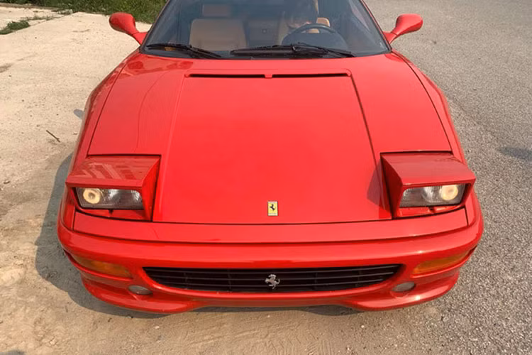 Chiếc siêu xe cổ Ferrari F355 Spider về Việt Nam từ tháng 9 năm ngoái nhưng nhanh chóng bị giam giữ vì nằm trong số lô xe nhập lậu tại Hải Phòng cùng với Porsche 930 Turbo và 2 chiếc Rolls-Royce đời cổ.