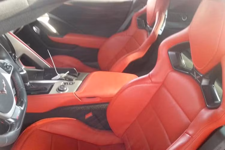 Mẫu xe thể thao Corvette C7 Z06 nhà Chevrolet còn được hãng xe Mỹ trang bị vô lăng thể thao với nhiều nút bấm tiện ích, có tích hợp lẫy số thể thao, màn hình LCD cỡ lớn được tích hợp các tính năng đa dụng như giải trí, thoại rảnh tay, bản đồ GPS... ghế xe thiết kế thể thao mạnh mẽ. 