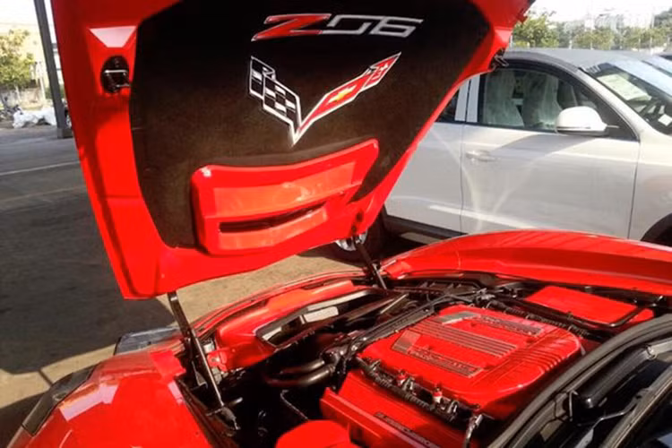 Nằm dưới nắp ca-pô của Corvette Z06 Stingray là khối động cơ V8 mang mã hiệu LT4 với công suất 6.2l và sử dụng bộ siêu nạp (supercharger) để tăng công suất. Động cơ này được kết hợp với hộp số tự động 8 cấp.