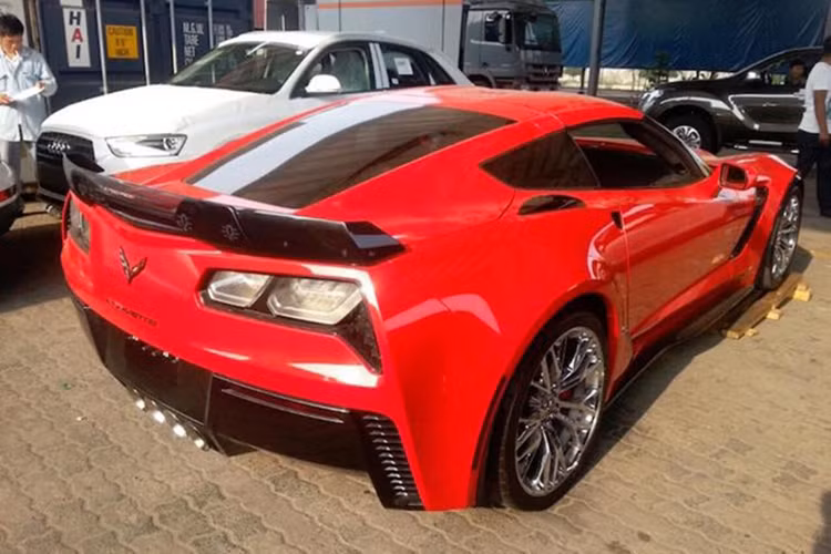 Công suất tối đa của mẫu xe thể thao này là 650 mã lực, cùng với mô-men xoắn cực đại đạt 881 Nm. Dù mạnh mẽ nhưng Corvette Z06 Stingray vẫn có mức tiêu thụ nhiên liệu khá ấn tượng nhờ công nghệ ngắt xi-lanh, giúp xe chỉ chạy bằng 4 xi-lanh khi không cần sức mạnh lớn.