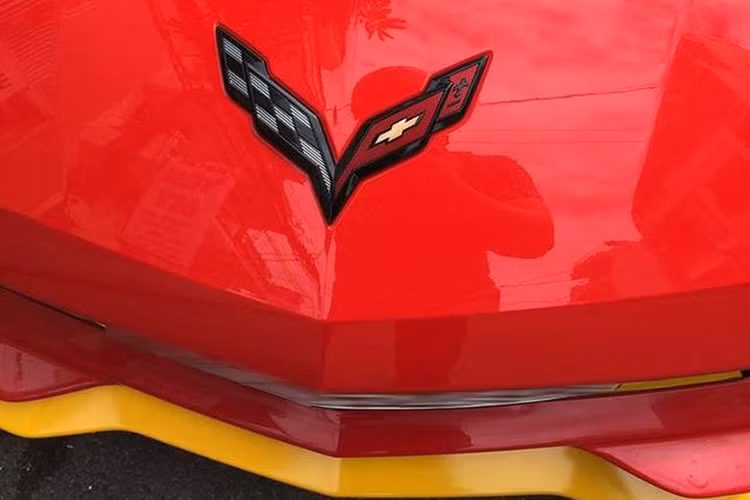 Là phiên bản hiệu năng cao của dòng xe thể thao huyền thoại Chevrolet Corvette thế hệ C7 Stingray, Z06 được trang bị hàng loạt các chi tiết mới nhằm nâng cao hiệu năng vận hành của xe. Trên thân xe, Chevrolet đã thực hiện một loạt các thay đổi để nâng cao tính khí động học như bodykit thể thao cản trước gắn líp chia gió, cánh đuôi dạng nẹp...