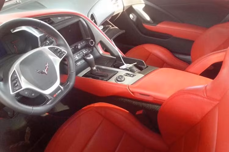 Nội thất của xe cũng được hoàn thiện trong gam màu đỏ nổi bật giống như ngoại thất, kèm theo đó là một số chi tiết sơn màu bạc sáng. Để khiến Corvette có thể cạnh tranh được với các đối thủ châu Âu và "rút kinh nghiệm" từ những phàn nàn của khách hàng với thế hệ trước, nội thất của Corvette C7 đã được thiết kế lại, tiện nghi và sang trọng hơn.