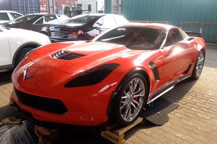Tại Mỹ, giá khởi điểm của Chevrolet Corvette Z06 là 80.395 USD - một cái giá tương đối hợp lý khi xét tới hiệu năng vận hành mà chiếc xe đem lại. Sau khi nộp đầy đủ các loại thuế, một chiếc Corvette Z06 Stingray tại Việt Nam sẽ có giá khoảng 5 đến 7 tỷ đồng tuỳ từng phiên bản.