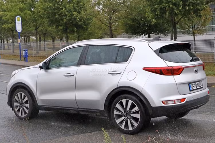 Tuy nhiên, nếu quan sát kỹ có thể thấy phần đuôi được thiết kế sắc sảo hơn với đèn hậu LED mỏng, thuôn dài.