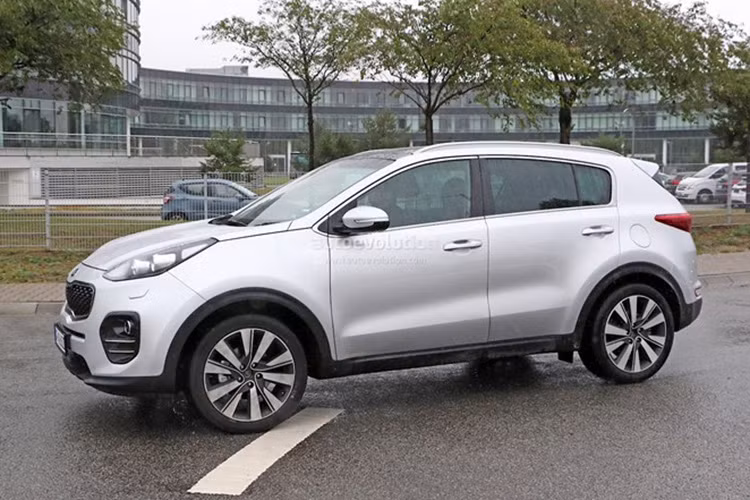 Theo Kia, hãng đã lấy cảm hứng từ sự tương phản giữa những đường nét sắc sảo và bề mặt mượt mà của những chiếc máy bay tiêm kích hiện đại.