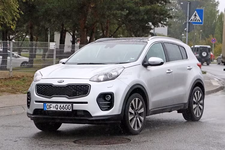 Thay đổi lớn nhất của Sportage hội tụ ở phần đầu xe, khi đèn pha của chiếc xe không còn "dính liền" với lưới tản nhiệt và kéo dài về phía sau.