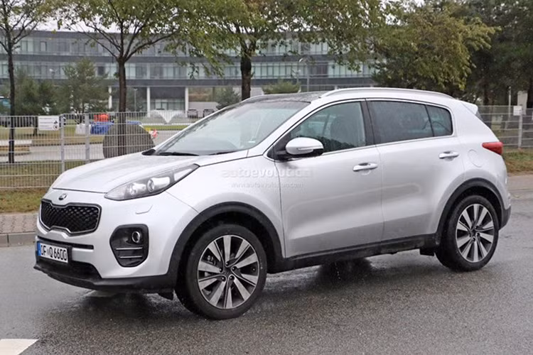 Cùng với lưới tản nhiệt thấp hơn và 2 hốc đèn sương mù hiện đại, Sportage mới đem lại cho người nhìn cảm giác chắc chắn và đẹp mắt hơn.