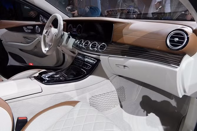  Ngoài ra, nội thất của xe cũng được trang bị hiện đại với gỗ và da cao cấp. Các chi tiết trên ghế ngồi được thiết kế theo phong cách thương gia cùng hệ thống âm thanh Burmester đỉnh cao đảm bảo sự tiện nghi tối đa. 