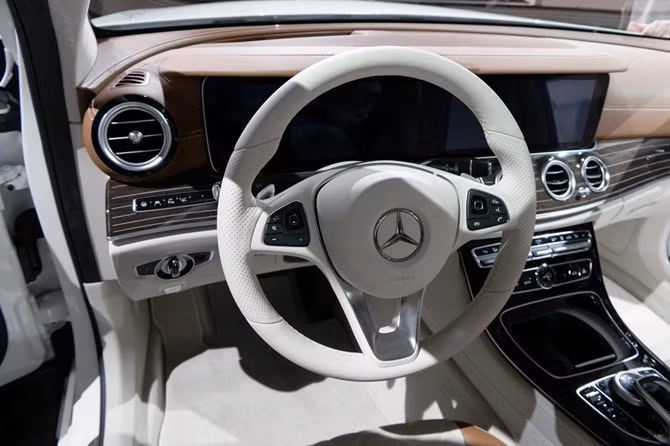 Xe sở hữu màn hình định vị 12,3 inch kết hợp với vô lăng truyền thống với các nút bấm thông minh đa tiện ích, bảng điều khiển trung tâm ghép nối liền mạch giúp việc thao tác, điều khiển dễ dàng.