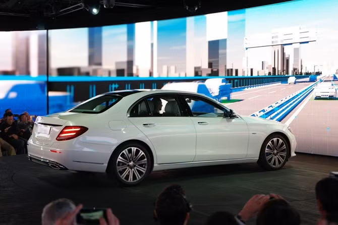 Động cơ diesel V6 3.0 lít cho công suất 258 mã lực, mô men xoắn 620 Nm trên bản E 350d cho khả năng tăng tốc từ 0-100 km/giờ trong 5,9 giây, tiêu hao nhiên liệu tự công bố 5,1 lít/100 km.