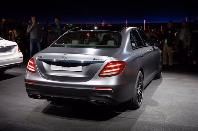 Phiên bản Plug-in Hybrid E 350e kết hợp giữa động cơ xăng 2.0 lít và một động cơ điện đạt tổng công suất 279 mã lực và mô men xoắn 600 Nm, mất 6,2 giây để tăng tốc 0-100 km/giờ và cực kỳ tiết kiệm với 2,1 lít/100 km.