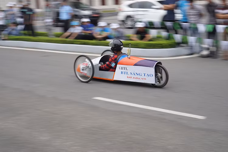 Đáng chú ý, tại cuộc thi "Lái xe sinh thái - Tiết kiệm nhiên liệu" hay còn gọi là Honda EMC năm nay còn có sự tham gia thi đấu của đội thi trường THPT Shimofusa đến từ Nhật Bản. Mặc dù mới học THPT nhưng đây là một đối thủ đáng gờm với 6 lần vô địch giải EMC Nhật Bản.