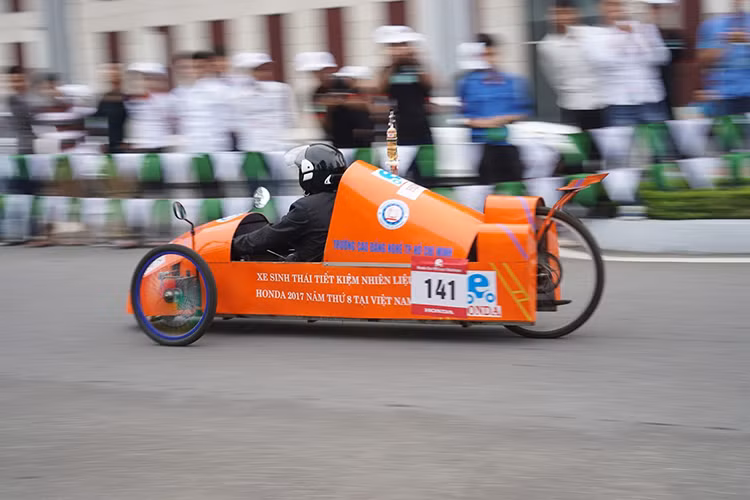 Với thách thức “Bạn có thể đi được bao nhiên km với 1 lít xăng?”, “Lái xe sinh thái – Tiết kiệm nhiên liệu Honda” là cuộc thi về hiệu suất tiêu hao nhiên liệu dành cho tất cả mọi người say mê kỹ thuật và sáng tạo. Honda EMC là cơ hội để thể hiện những ý tưởng thông minh, những phát minh công nghệ đặc biệt để làm sao đạt được hiệu suất tiêu hao nhiên liệu một cách tối ưu nhất.