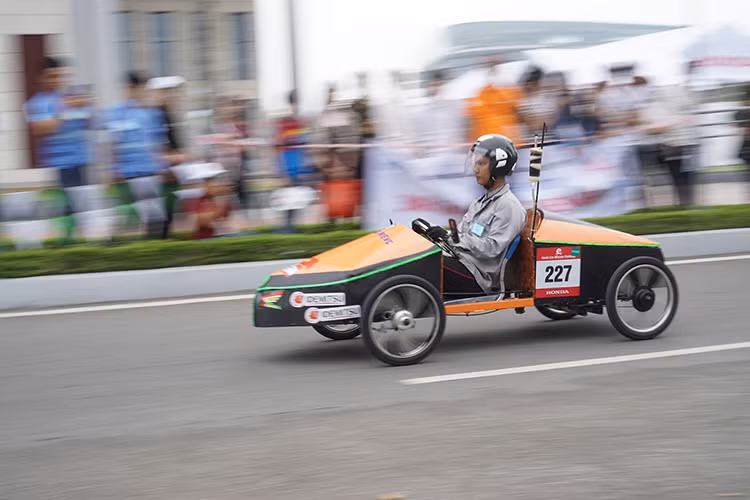 Tiếp nối hoạt động thi lái xe tiết kiệm nhiên liệu khởi xướng cách đây 8 năm, Honda tiếp tục tổ chức cuộc thi Lái xe tiết kiệm nhiên liệu (EMC). Đây là lần đầu tiên có tới 184 đội tham gia thi đấu, chủ yếu đến từ các trường Đại học, Cao đẳng, Trung cấp nghề trên khắp cả nước.