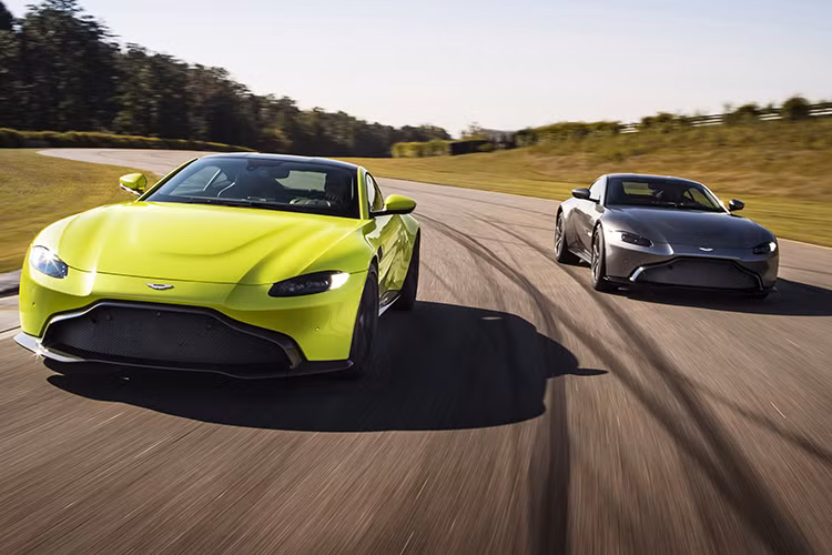 Mẫu xe thể thao Anh quốc - Aston Martin Vantage 2108 sở hữu thiết kế sắc nét, thể thao và hiện đại, với nhiều chi tiết được lấy cảm hứng từ chiếc DB10 của siêu điệp viên James Bond trong bom tấn Spectre.