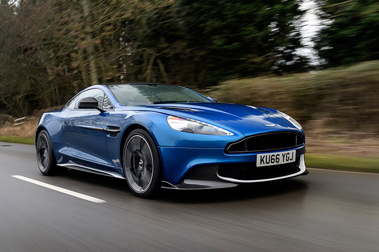 Trên bản cập nhật 2018, Aston Martin Vanquish được trang bị động cơ V12 tăng áp kép V8 4.0 lít của Mercedes-AMG, và được đặt ở giữa khung gầm sợi carbon tiên tiến của thương hiệu thay vì đặt trước như các thế hệ tiền nhiệm. Nó xứng đáng nằm trong top 10 xe đẹp nhất 2018.