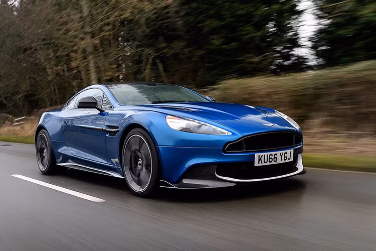 Trên bản cập nhật 2018, Aston Martin Vanquish được trang bị động cơ V12 tăng áp kép V8 4.0 lít của Mercedes-AMG, và được đặt ở giữa khung gầm sợi carbon tiên tiến của thương hiệu thay vì đặt trước như các thế hệ tiền nhiệm. Nó xứng đáng nằm trong top 10 xe đẹp nhất 2018.