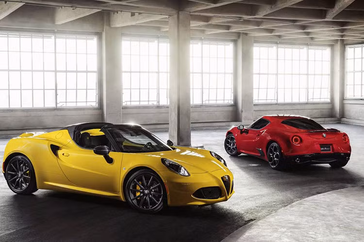 Tiếp theo là mẫu xe Alfa Romeo 4C có thiết kế có thiết kế 2 cửa, 2 chỗ ngồi được kỳ vọng sẽ là sản phẩm giúp thương hiệu Alfa – nhánh con của Fiat phần nào khôi phục danh tiếng sau nhiều năm gắn liền với hình ảnh một nhãn hàng không có duyên với những sản phẩm mới.