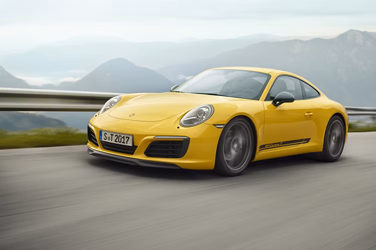 Porsche 911 2018 khác biệt kẻ tiền nhiệm nhờ sở hữu bộ mặt mới nhờ cặp đèn pha nghiêng về phía sau nhiều hơn, đồng thời nắp ca pô có thêm 2 đường nổi khá rõ. Cửa sổ bên và trần xe cũng được thiết kế lại tạo nên dáng vẻ thanh thoát, quyến rũ và sắc sảo hơn. Đèn hậu LED dạng thanh ngang ôm trọn lấy đuôi xe là điểm nhấn rõ rệt nhất từ đằng sau bên cạnh cánh gió. 