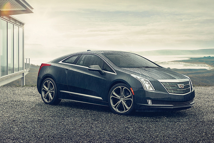 Cadillac ELR 2018 có nhiều thay đổi ở thiết kế như cụm đèn pha tích hợp LED thiết kế mới, lưới tản nhiệt tinh chỉnh làm nổi bật phía đầu xe, chắn bùn mới, bổ sung đuôi xe và các chi tiết hoa văn trên mâm xe, nâng cấp hệ thống thông tin giải trí CUE và khung gầm cải tiến…