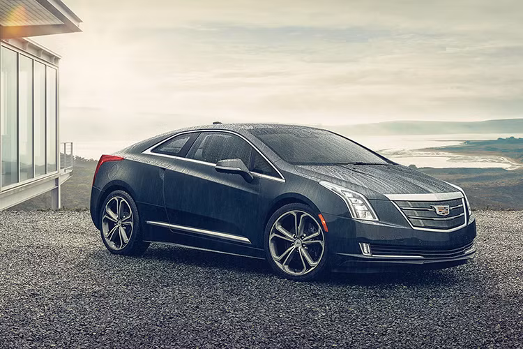 Cadillac ELR 2018 có nhiều thay đổi ở thiết kế như cụm đèn pha tích hợp LED thiết kế mới, lưới tản nhiệt tinh chỉnh làm nổi bật phía đầu xe, chắn bùn mới, bổ sung đuôi xe và các chi tiết hoa văn trên mâm xe, nâng cấp hệ thống thông tin giải trí CUE và khung gầm cải tiến…
