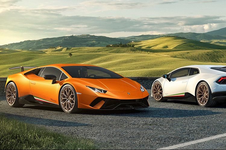 Lamborghini Huracan 2018, hầu như tất cả các chi tiết đều được sử dụng bằng sợi carbon, từ cánh gió trước và sau, nắp ca-pô, cản sau với ống khuếch tán, đồng thời các sợi carbon còn được bổ sung vào các ống dẫn khí và cửa nạp chủ động. Cánh gió sau đã được hãng làm mới lại để cải thiện khả năng vào cua ở những cung đường gấp khúc với tốc độ cao.