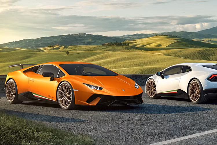 Lamborghini Huracan 2018, hầu như tất cả các chi tiết đều được sử dụng bằng sợi carbon, từ cánh gió trước và sau, nắp ca-pô, cản sau với ống khuếch tán, đồng thời các sợi carbon còn được bổ sung vào các ống dẫn khí và cửa nạp chủ động. Cánh gió sau đã được hãng làm mới lại để cải thiện khả năng vào cua ở những cung đường gấp khúc với tốc độ cao.