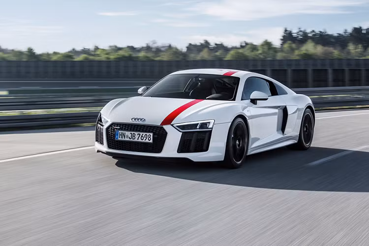 Ở phiên bản Audi R8 2018, đầu của mẫu siêu xe này được cải tiến với phần lưới tản nhiệt có thiết kế hình lục giác lớn, đi cùng với đường viền độc đáo. Các hút gió sở hữu kích thước nhỏ hơn và có thêm những thanh dọc, được bố trí nằm cạnh cản xe.