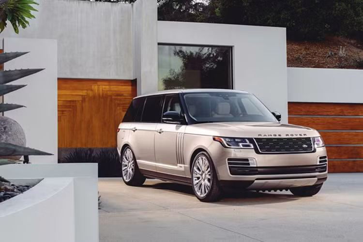 Ngoại hình của Range Rover 2018 không có nhiều thay đổi so với phiên bản tiền nhiệm, như cụm lưới tản nhiệt được tạo hình theo phong cách mới, đèn pha LED mới, cản trước cũng được tinh chỉnh lại trông tinh tế hơn. Ở phía sau, cụm đèn hậu LED cũng được làm lại đôi chút, hệ thống ống xả hình tứ giác đặt thấp, mâm xe có thêm tùy chọn.