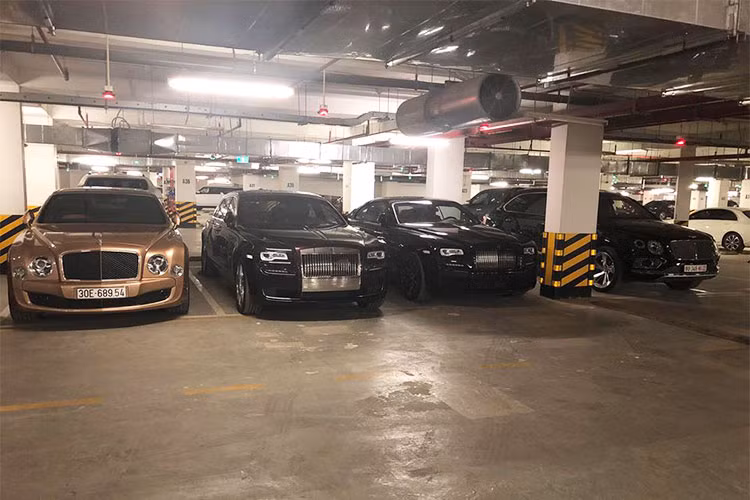 Mới đây, những hình ảnh về dàn siêu xe và xe sang có trị giá không dưới 100 tỷ đồng "xếp lốp" cùng nhau tại một căn hầm đỗ xe tại Hà Nội đã gây choáng không ít người mê xe cũng như cộng đồng mạng. Theo giới thạo tin, dàn xe cực "khủng" này nằm trong bộ sưu tập của một doanh nhân Thanh Hoá nhưng sống tại Hà Nội.
