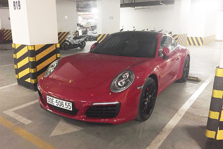 Ngoài ra còn siêu xe thể thao Porsche 911 đã mang biển Hà Nội.