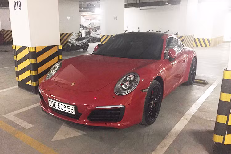 Ngoài ra còn siêu xe thể thao Porsche 911 đã mang biển Hà Nội.