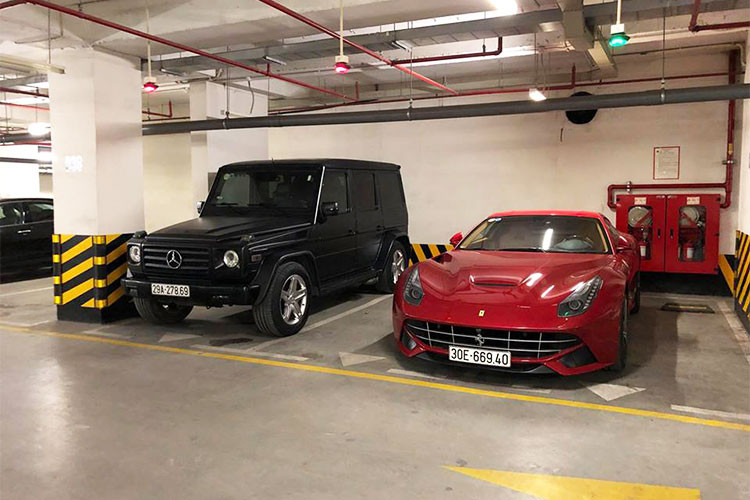 Trong bộ sưu tập xe cực "khủng" của doanh nhân đến từ Thanh Hoá, còn có siêu xe Ferrari F12 Berlinetta màu đỏ nhưng không góp mặt cùng dàn xe siêu sang triệu USD. "Siêu ngựa" này được đỗ riêng một góc trong hầm để xe.