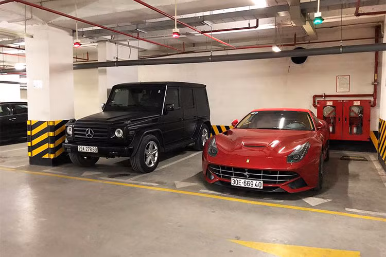 Trong bộ sưu tập xe cực "khủng" của doanh nhân đến từ Thanh Hoá, còn có siêu xe Ferrari F12 Berlinetta màu đỏ nhưng không góp mặt cùng dàn xe siêu sang triệu USD. "Siêu ngựa" này được đỗ riêng một góc trong hầm để xe.