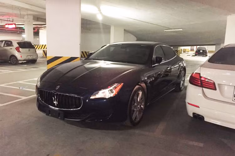 Một chiếc siêu xe Maserati mới cứng chưa gắn biển số trong hầm xe này.