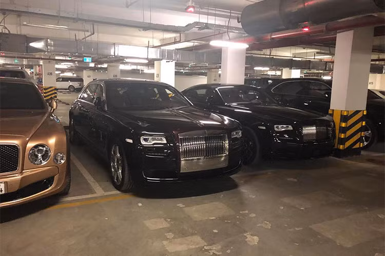 Những hình ảnh lan truyền trên mạng xã hội còn cho thấy có "khủng long" Cadillac Escalade ESV Platinum và Range Rover cùng nhiều mẫu xe hàng hiếm khác xuất hiện tại hầm để xe tại Hà Nội, nhưng không rõ có phải thuộc sở hữu của doanh nhân Thanh Hoá hay không.