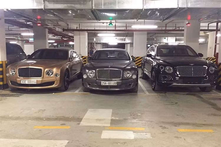Chưa dừng lại đó, đỗ bên cạnh chiếc Rolls-Royce Ghost Series II còn có mẫu xe siêu sang Bentley Mulsanne Speed màu vàng đồng độc nhất Việt Nam và bên cạnh chiếc Rolls-Royce Wraith Black Badge là mẫu SUV siêu sang Bentley Bentayga.
