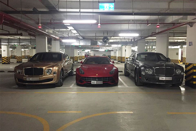 Có thời điểm, siêu xe này sánh đôi cùng với chiếc Mercedes-Benz G55 hay bị kẹp giữa 2 chiếc Bentley Mulsanne Speed và bản tiêu chuẩn.