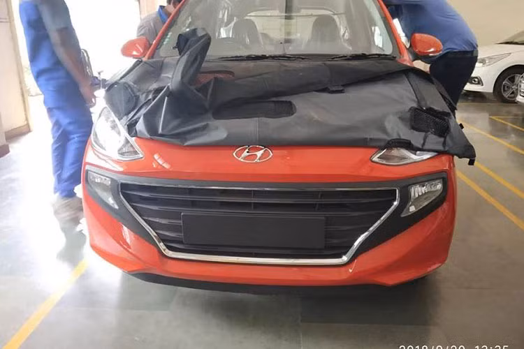 Theo kế hoạch, Hyundai Santro 2019 mới sẽ chính thức trình làng tại thị trường Ấn Độ vào ngày 23/10 tới đây. Tuy nhiên, trước thời điểm này, hãng đã tung ra những hình ảnh đầu tiên của mẫu xe giá rẻ Hyundai này.